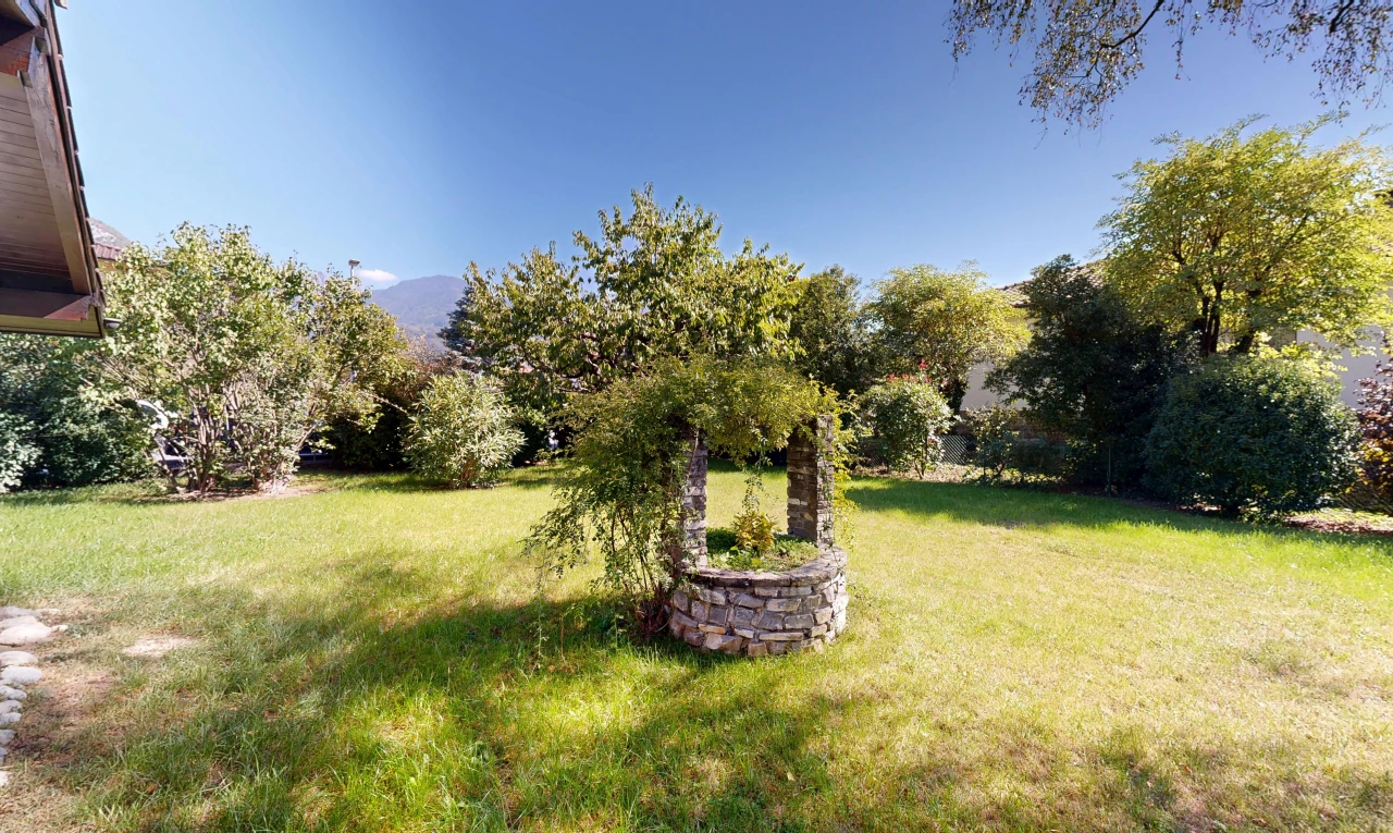 jardin avec puits, pelouse, from property, et day time