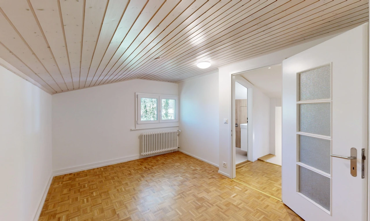 pièce vide avec drywall, cloison sèche, wood ceiling, plafond en bois, et radiateur