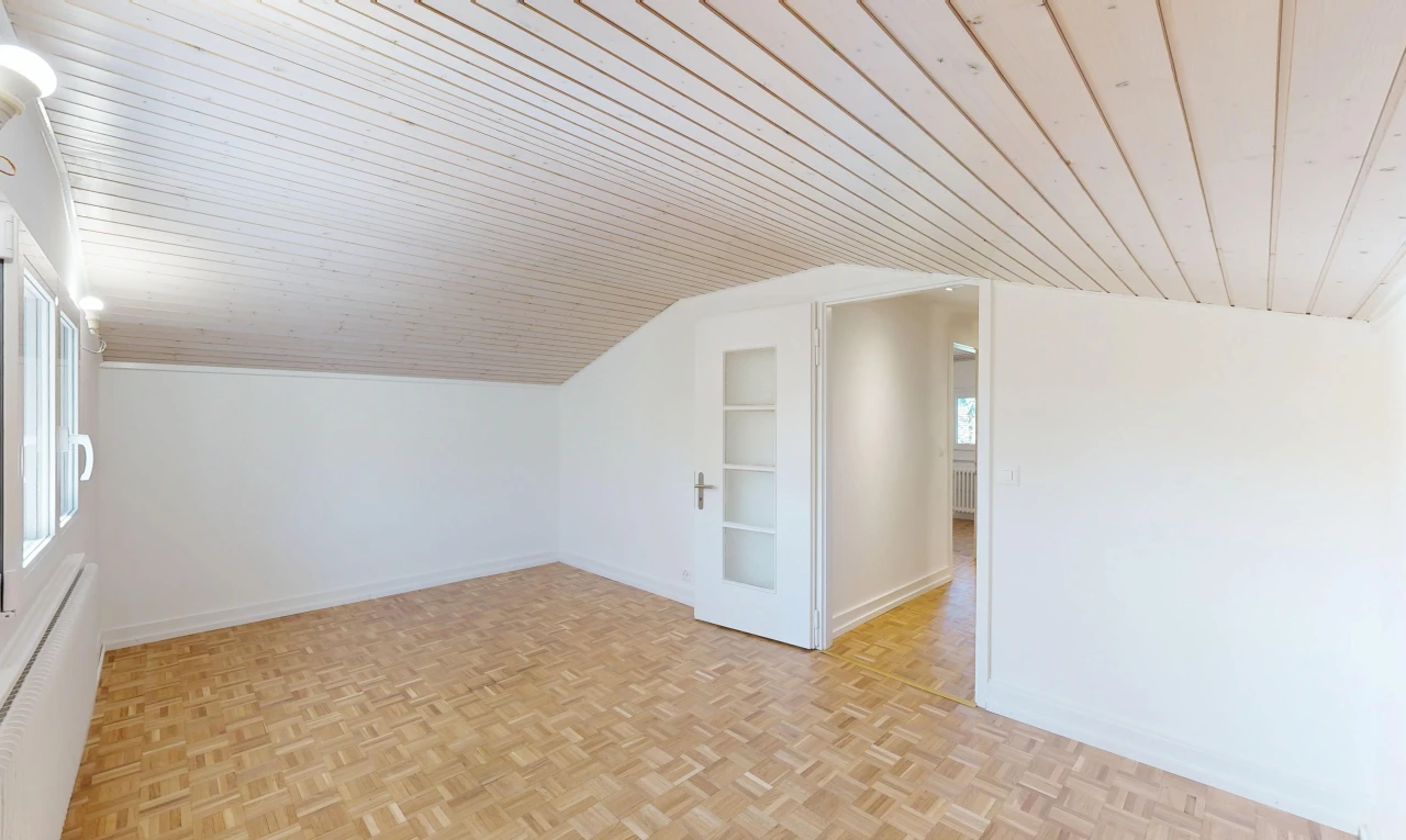 pièce vide avec pièce supplémentaire, drywall, cloison sèche, low ceiling, et plafond bas