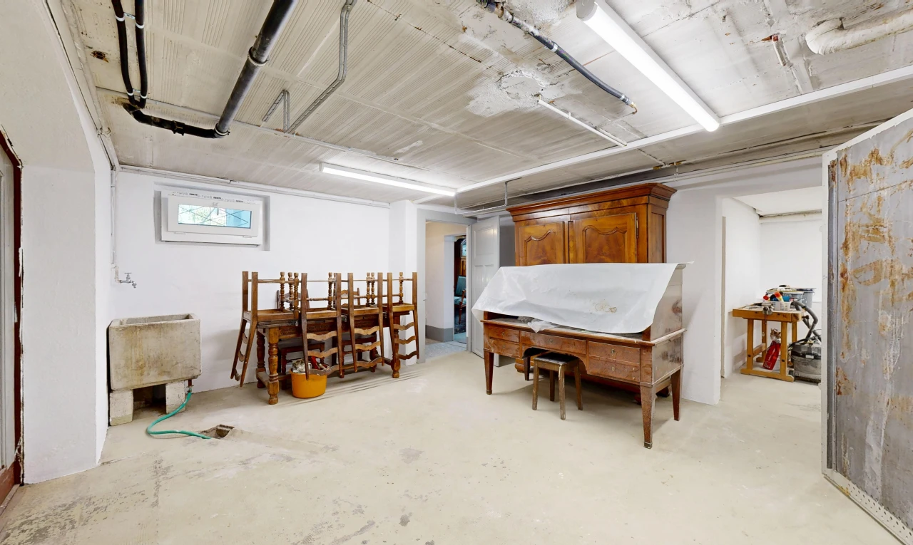 salle à manger avec concrete floor, sol en béton, inside property, drywall, et cloison sèche