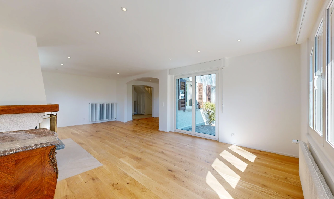 pièce vide avec passages en arc, radiateur, éclairage encastré, drywall, et cloison sèche