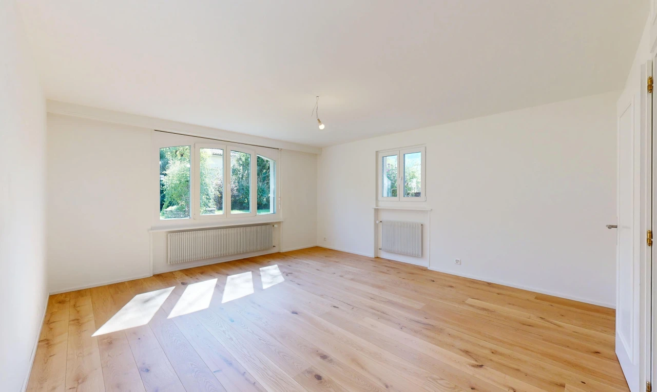 pièce vide avec radiateur, drywall, cloison sèche, wood finish floor, et inside property