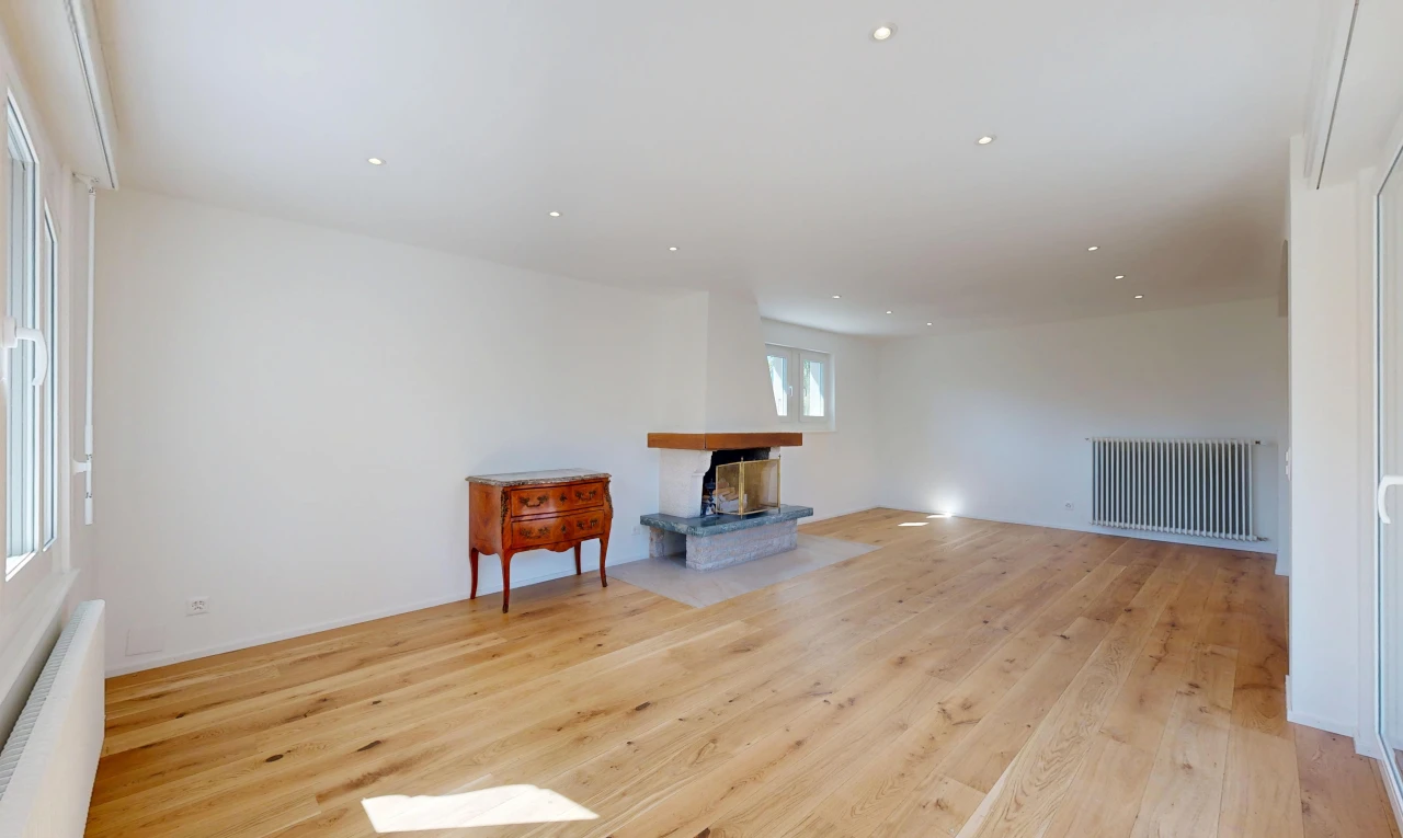 salon avec radiateur, drywall, cloison sèche, wood finish floor, et sol en finition bois