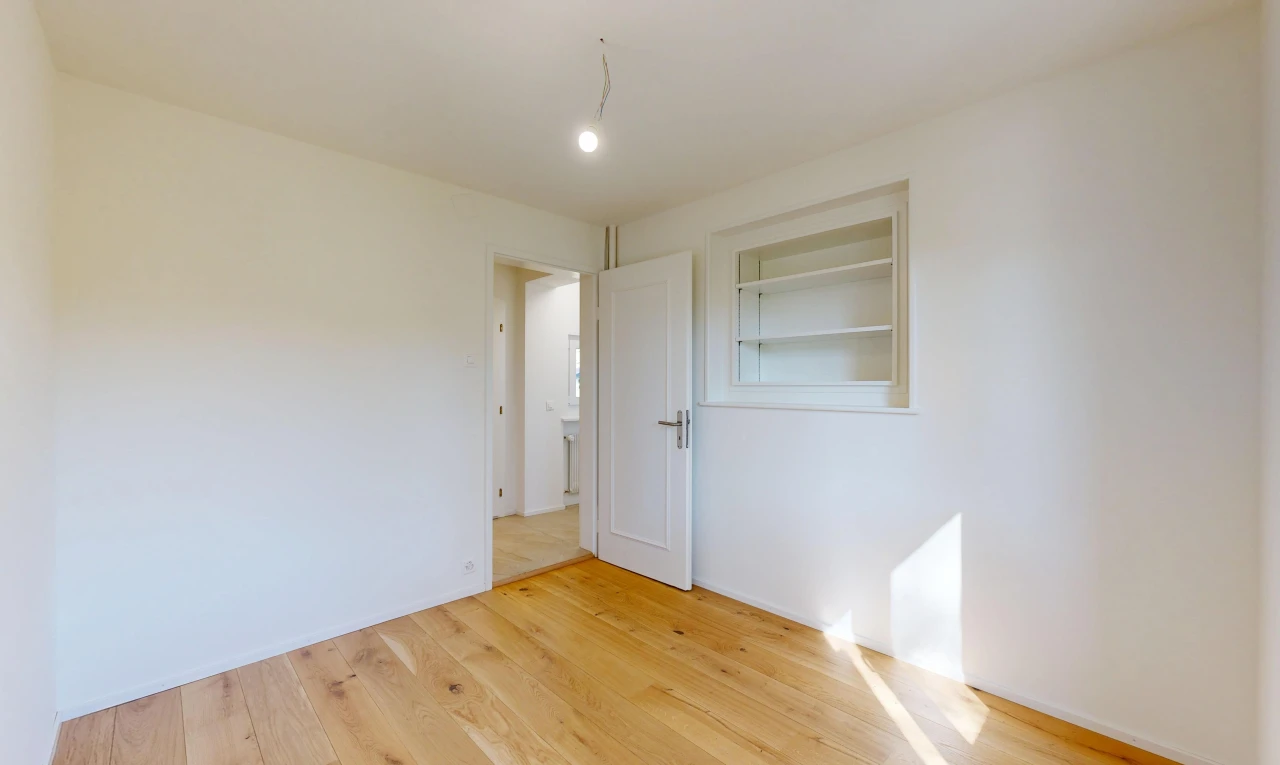 pièce vide avec drywall, cloison sèche, wood finish floor, sol en finition bois, et inside property