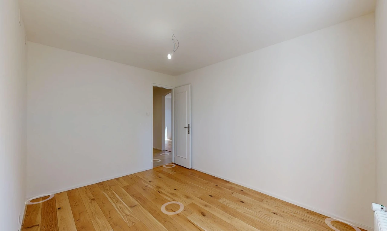 pièce vide avec cloison sèche, drywall, sol en finition bois, wood finish floor, et inside property