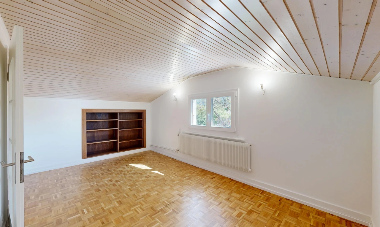 pièce vide avec pièce supplémentaire, radiateur, drywall, cloison sèche, et étagères intégrées