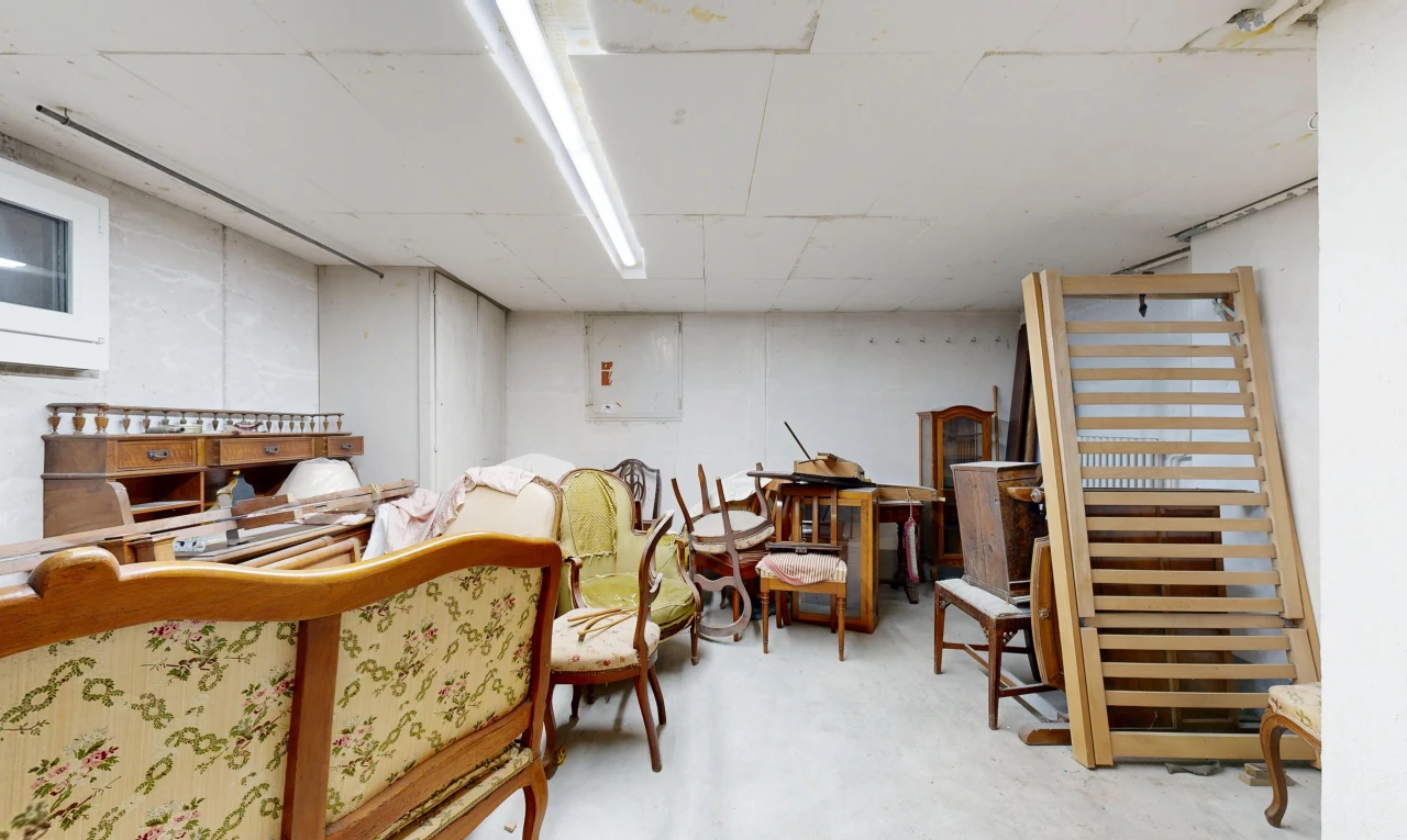 salon avec concrete floor, sol en béton, et inside property