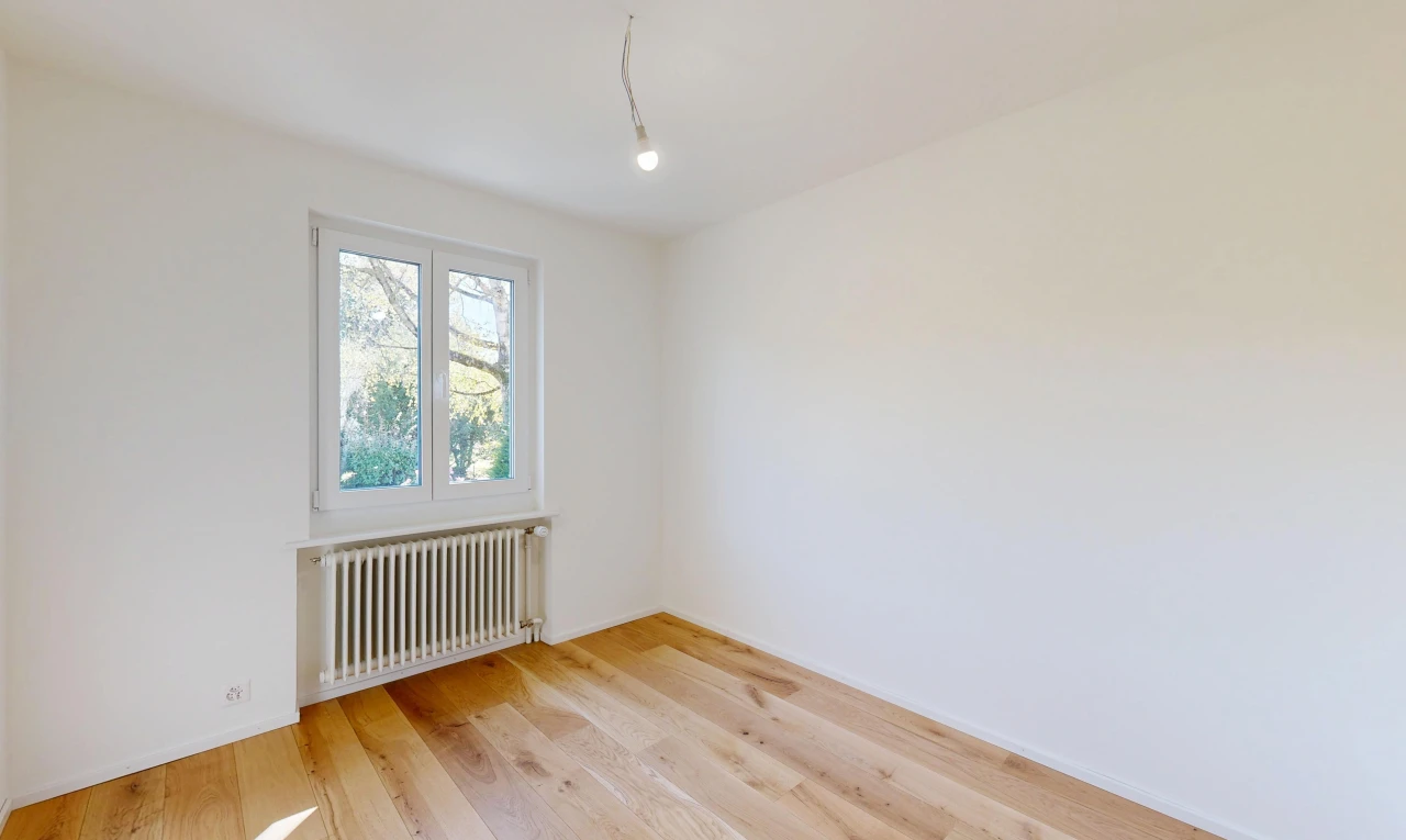 pièce vide avec radiateur, drywall, cloison sèche, wood finish floor, et sol en finition bois