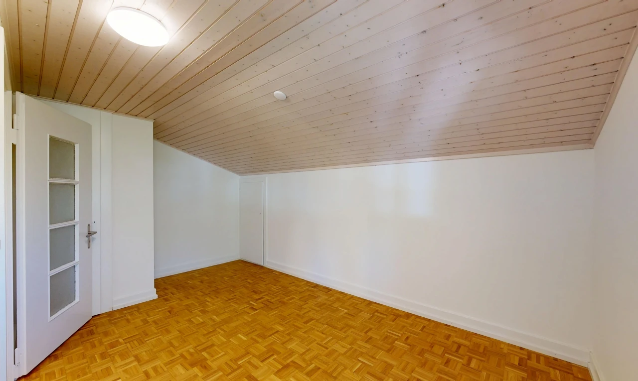 pièce vide avec pièce supplémentaire, low ceiling, plafond bas, drywall, et cloison sèche