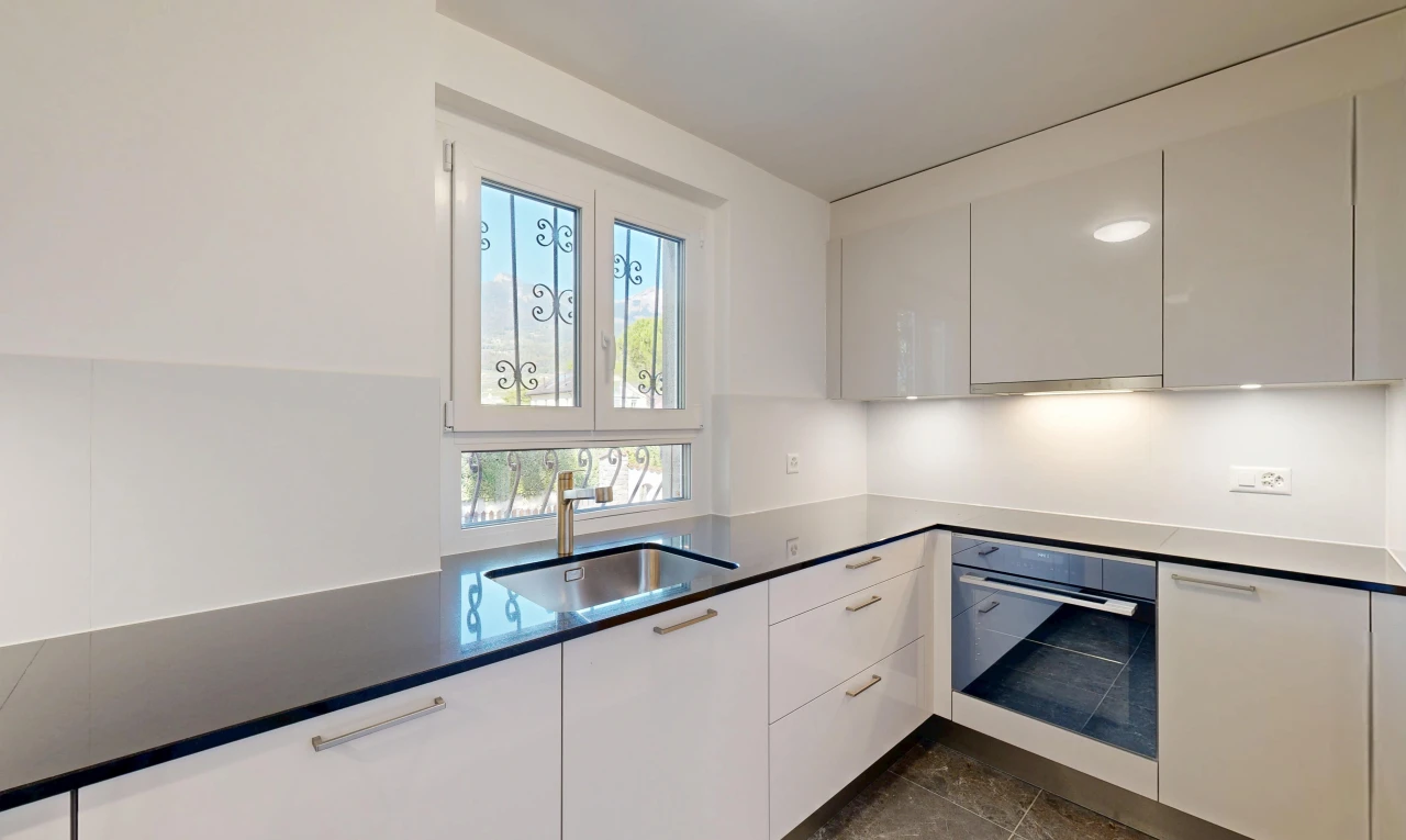 cuisine avec dark floor, four, évier, armoires blanches, et white cabinets