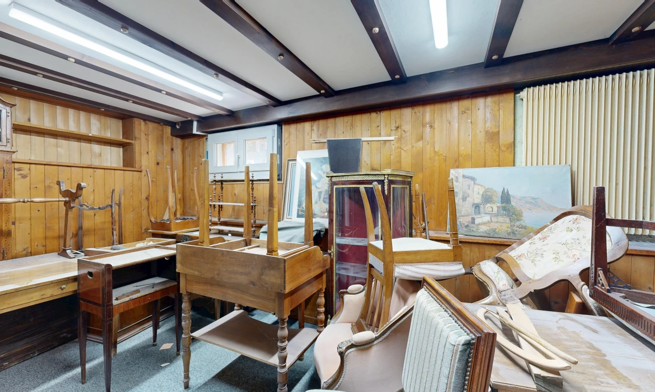 bureau avec wood wall, mur en bois, dated wood wall, beamed ceiling, et plafond à poutres