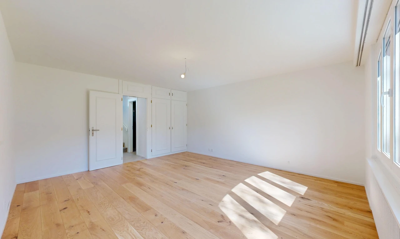 pièce vide avec drywall, cloison sèche, wood finish floor, sol en finition bois, et light floor
