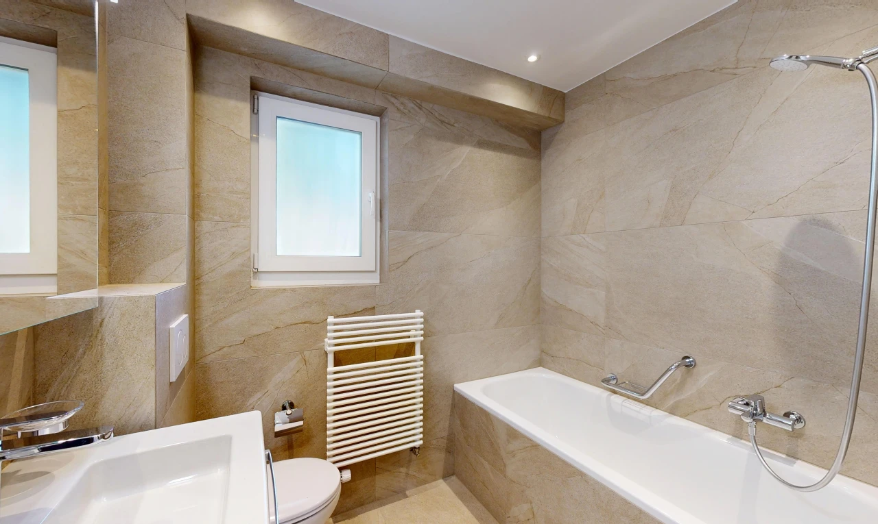 salle de bains avec radiateur, salle de bain complète, mur en carrelage, tile wall, et bain