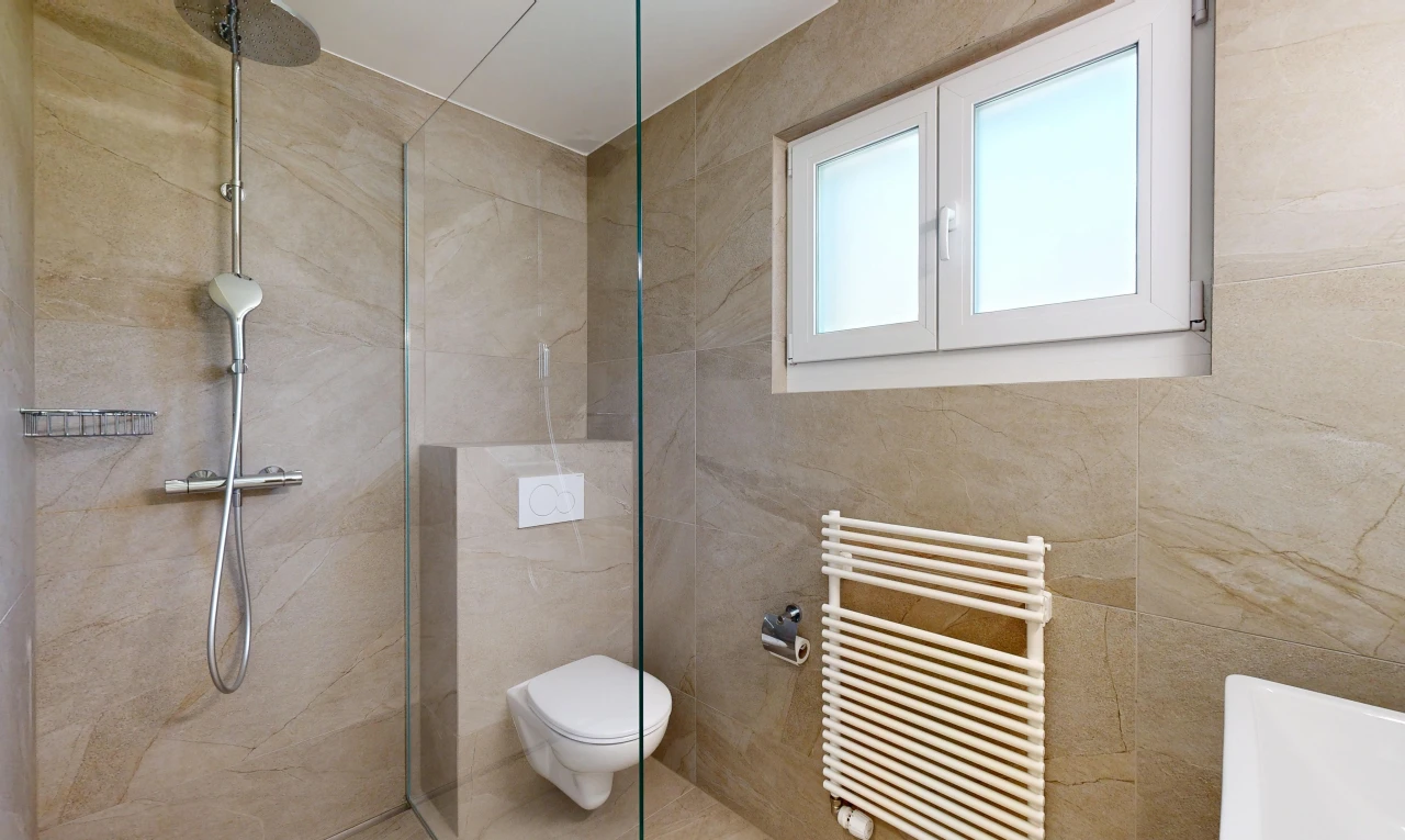salle de bains avec radiateur, douche, salle de bain complète, tile wall, et mur en carrelage