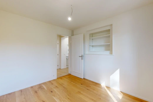 pièce vide avec drywall, cloison sèche, wood finish floor, sol en finition bois, et inside property