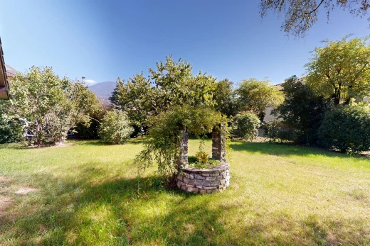 jardin avec puits, pelouse, from property, et day time
