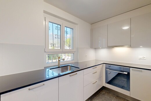 cuisine avec dark floor, four, évier, armoires blanches, et white cabinets