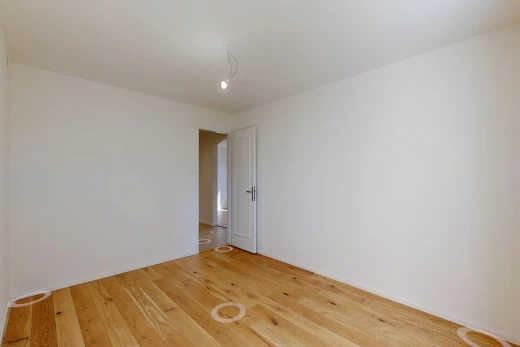 pièce vide avec cloison sèche, drywall, sol en finition bois, wood finish floor, et inside property