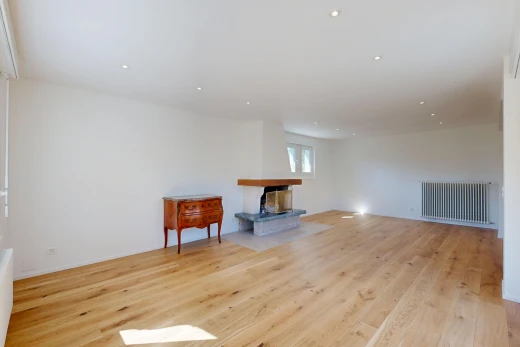 salon avec radiateur, drywall, cloison sèche, wood finish floor, et sol en finition bois