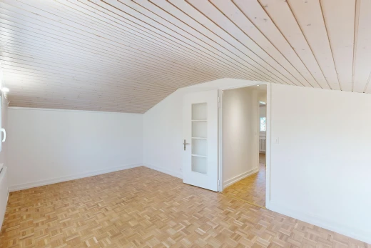 pièce vide avec pièce supplémentaire, drywall, cloison sèche, low ceiling, et plafond bas