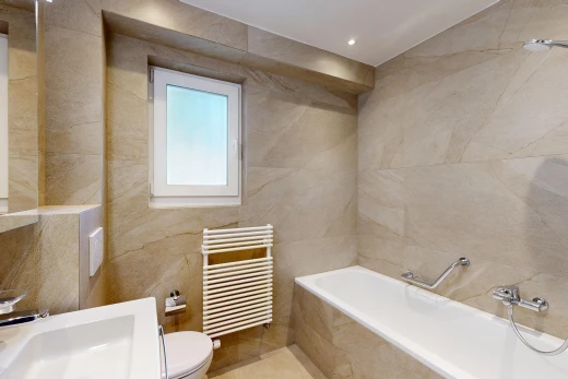 salle de bains avec radiateur, salle de bain complète, mur en carrelage, tile wall, et bain