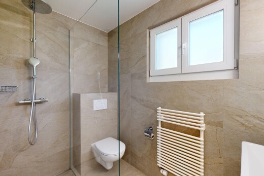 salle de bains avec radiateur, douche, salle de bain complète, tile wall, et mur en carrelage