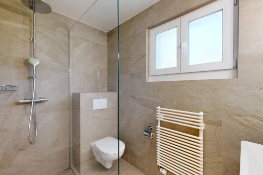salle de bains avec radiateur, douche, salle de bain complète, tile wall, et mur en carrelage