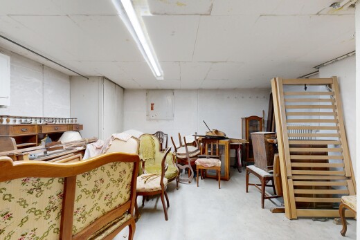 salon avec concrete floor, sol en béton, et inside property