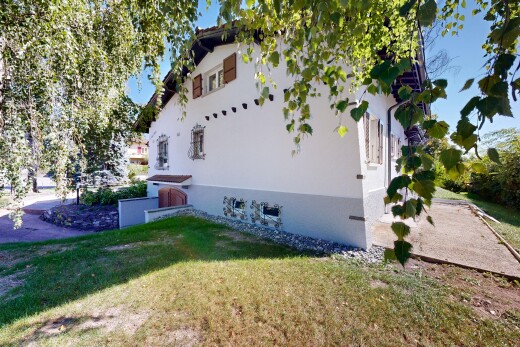 façade avec bardage en stuc, pelouse, property visible, from property, et day time