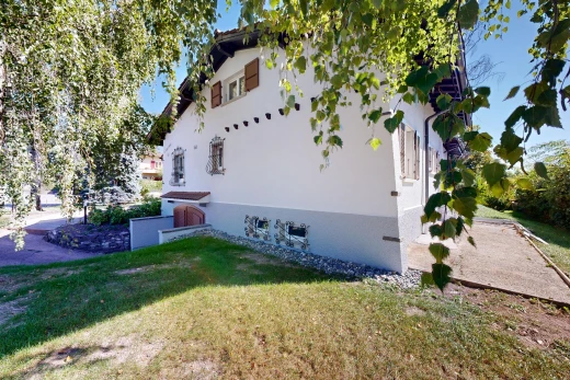 façade avec bardage en stuc, pelouse, property visible, from property, et day time