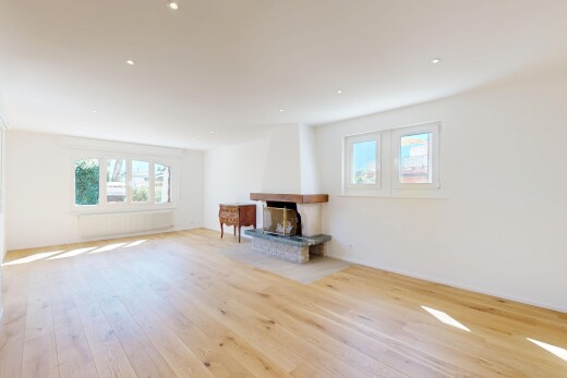 salon avec drywall, cloison sèche, wood finish floor, sol en finition bois, et éclairage encastré