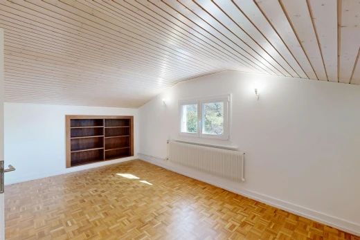 pièce vide avec pièce supplémentaire, radiateur, drywall, cloison sèche, et étagères intégrées