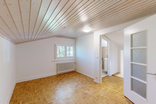 pièce vide avec drywall, cloison sèche, wood ceiling, plafond en bois, et radiateur