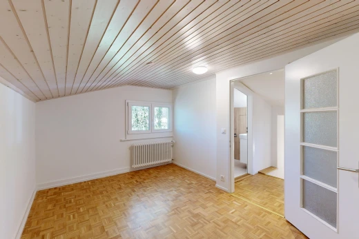 pièce vide avec drywall, cloison sèche, wood ceiling, plafond en bois, et radiateur