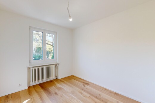 pièce vide avec radiateur, drywall, cloison sèche, wood finish floor, et sol en finition bois