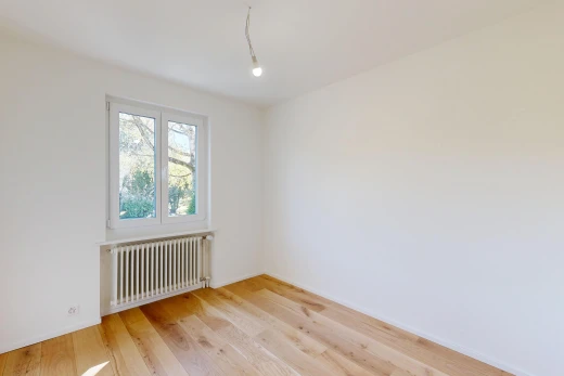 pièce vide avec radiateur, drywall, cloison sèche, wood finish floor, et sol en finition bois