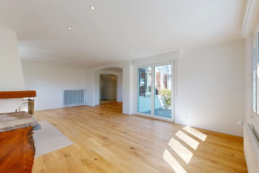 pièce vide avec passages en arc, radiateur, éclairage encastré, drywall, et cloison sèche