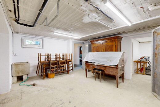 salle à manger avec concrete floor, sol en béton, inside property, drywall, et cloison sèche