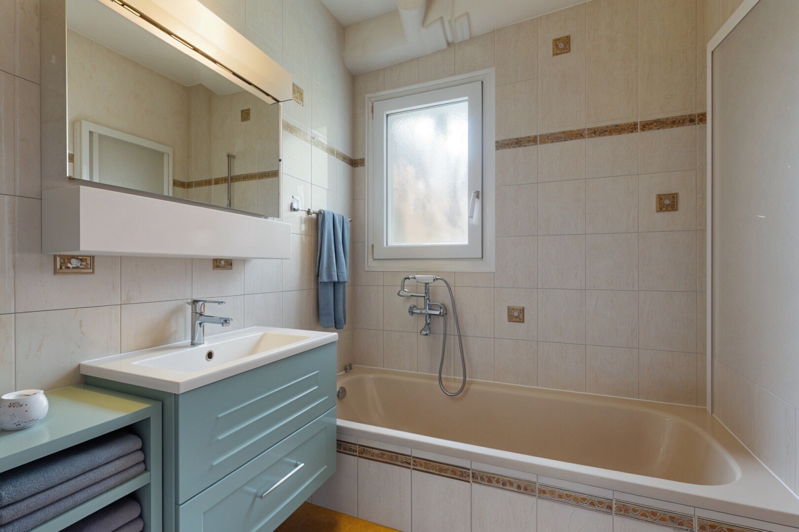 salle de bains avec mur en carrelage, tile wall, salle de bain complète, inside property, et miroir