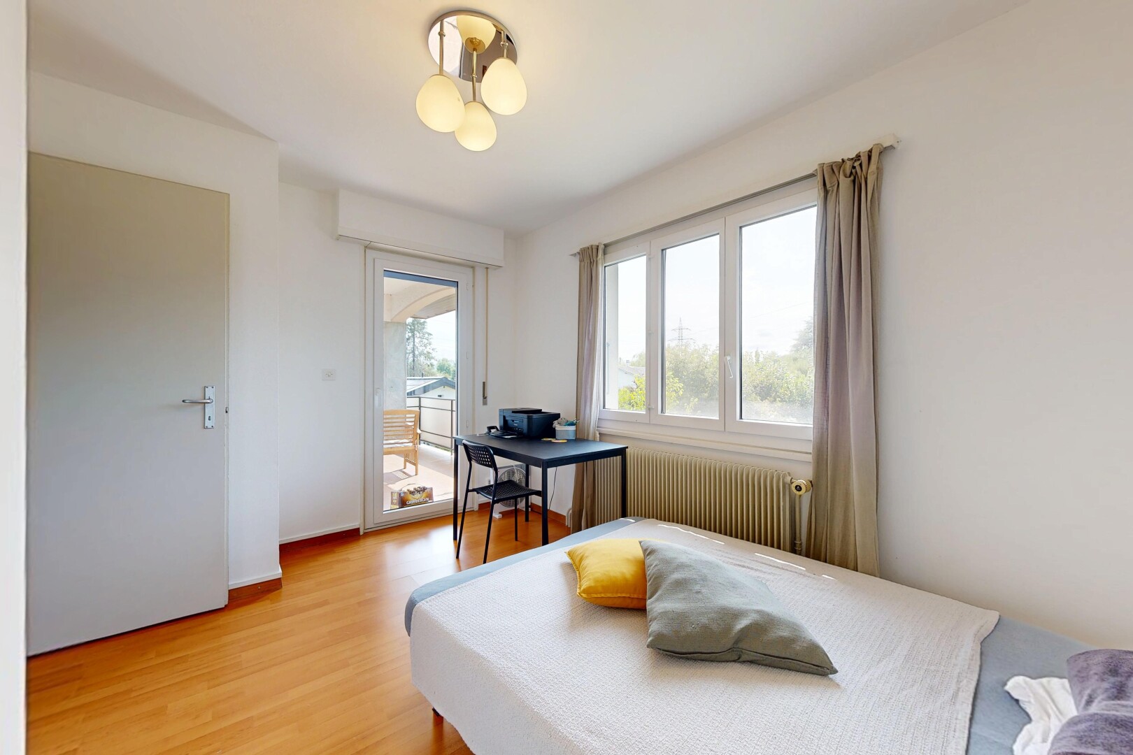 chambre avec accès à l'extérieur, radiateur, cloison sèche, drywall, et lumière naturelle