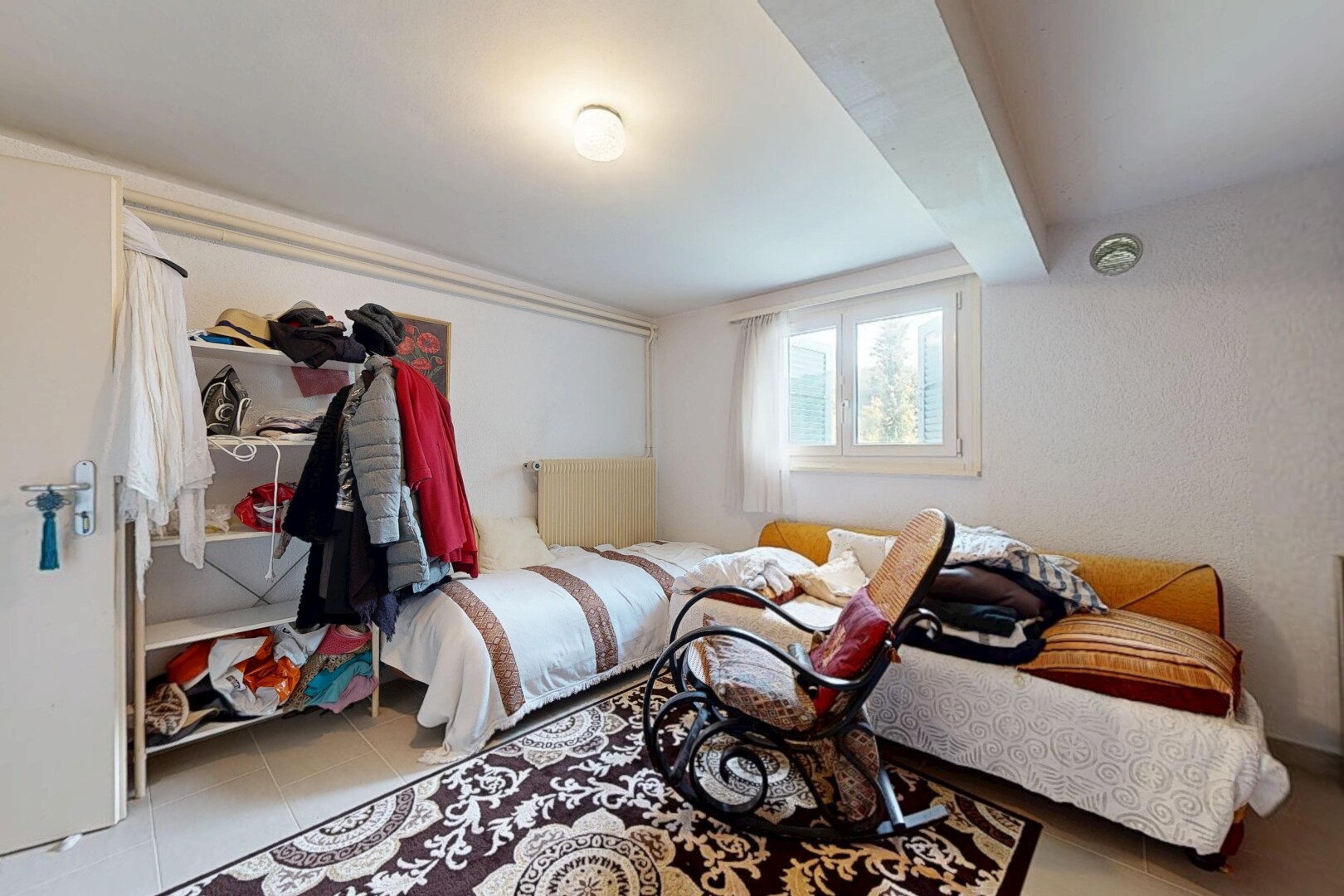 chambre avec lumière naturelle, natural light, inside property, sol en carrelage, et tile floor