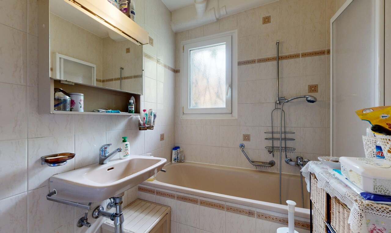 salle de bains avec mur en carrelage, tile wall, salle de bain complète, inside property, et miroir