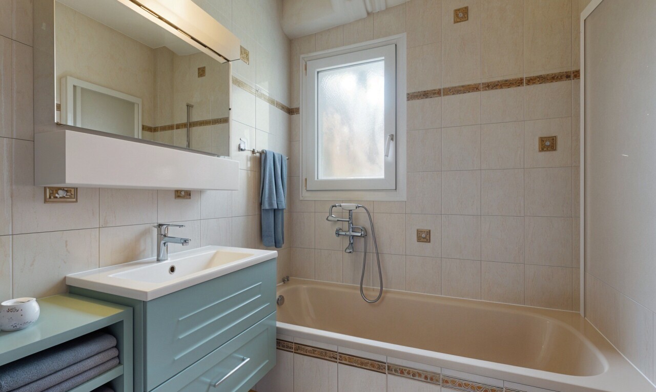 salle de bains avec mur en carrelage, tile wall, salle de bain complète, inside property, et miroir
