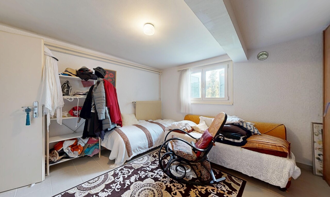 chambre avec lumière naturelle, natural light, inside property, sol en carrelage, et tile floor