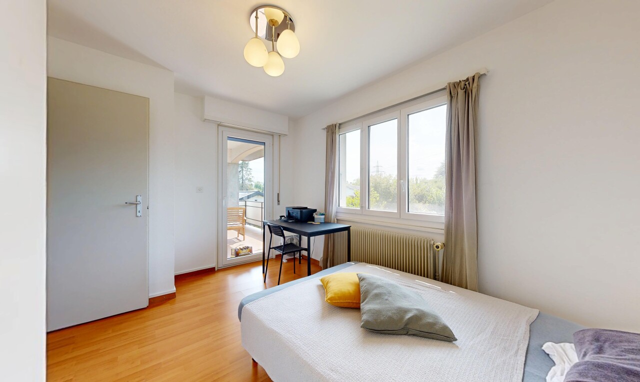 chambre avec accès à l'extérieur, radiateur, cloison sèche, drywall, et lumière naturelle