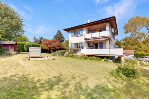 außenansicht mit balkon, day time, property visible, schornstein, und rasen