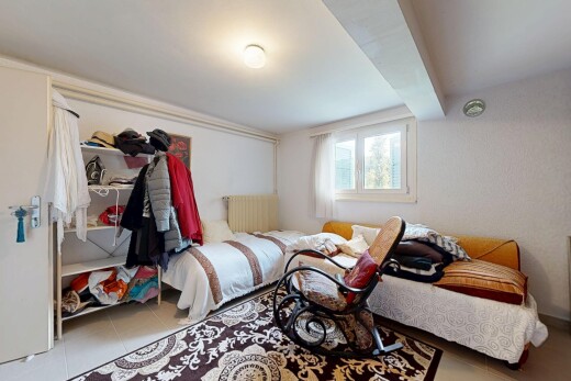 chambre avec lumière naturelle, natural light, inside property, sol en carrelage, et tile floor