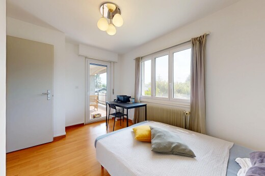 chambre avec accès à l'extérieur, radiateur, cloison sèche, drywall, et lumière naturelle