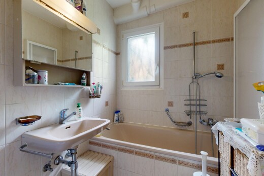 salle de bains avec mur en carrelage, tile wall, salle de bain complète, inside property, et miroir
