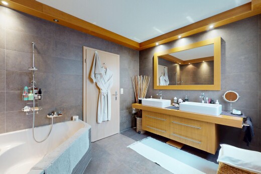 bad mit bad, spiegel, waschbecken, und komplettes badezimmer